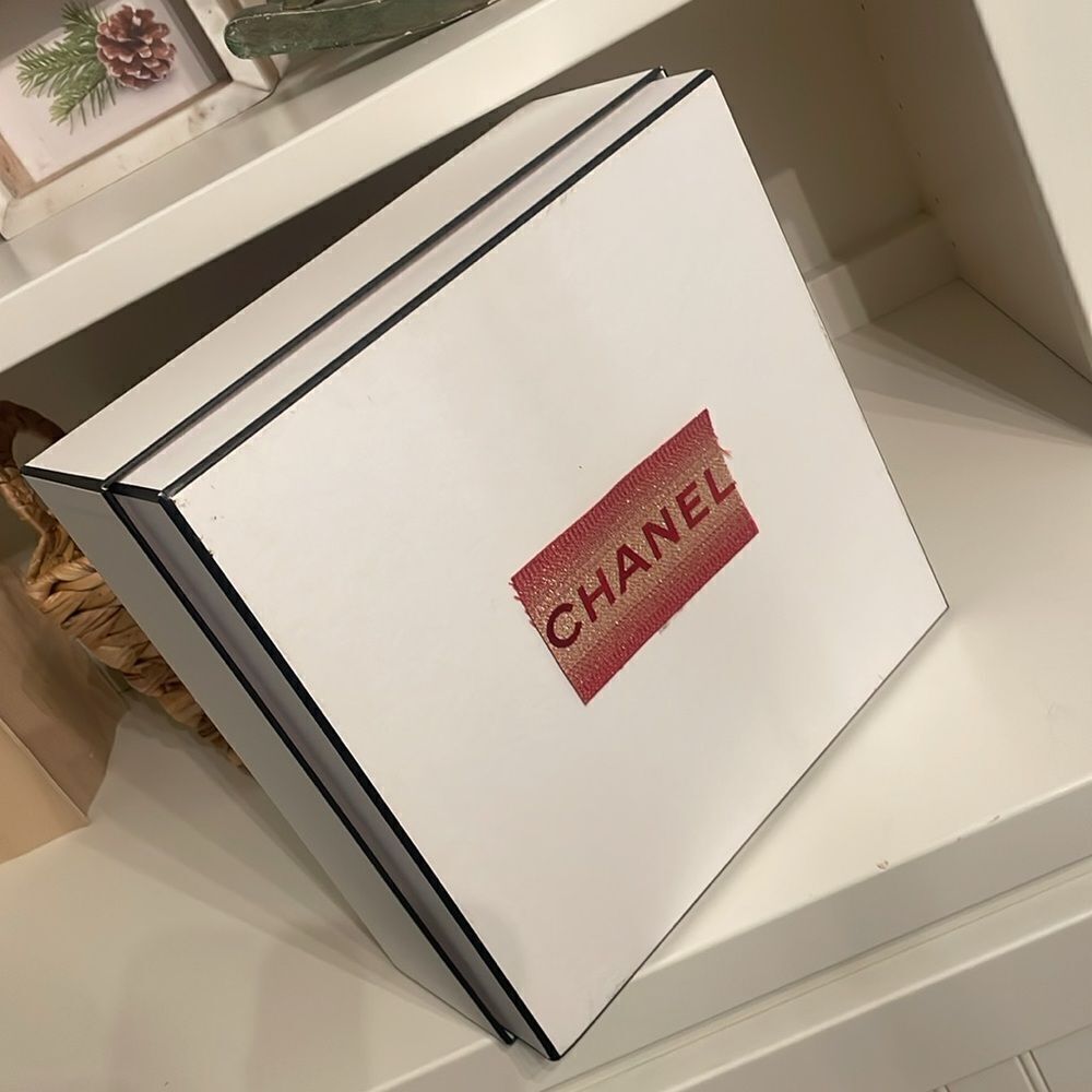 Authentic CHANEL Square Empty Gift Box Container 8.75"x8.75"x4" w/Ribbon New - Picture 4 of 10